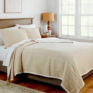 Reversible stitched stripe quilt